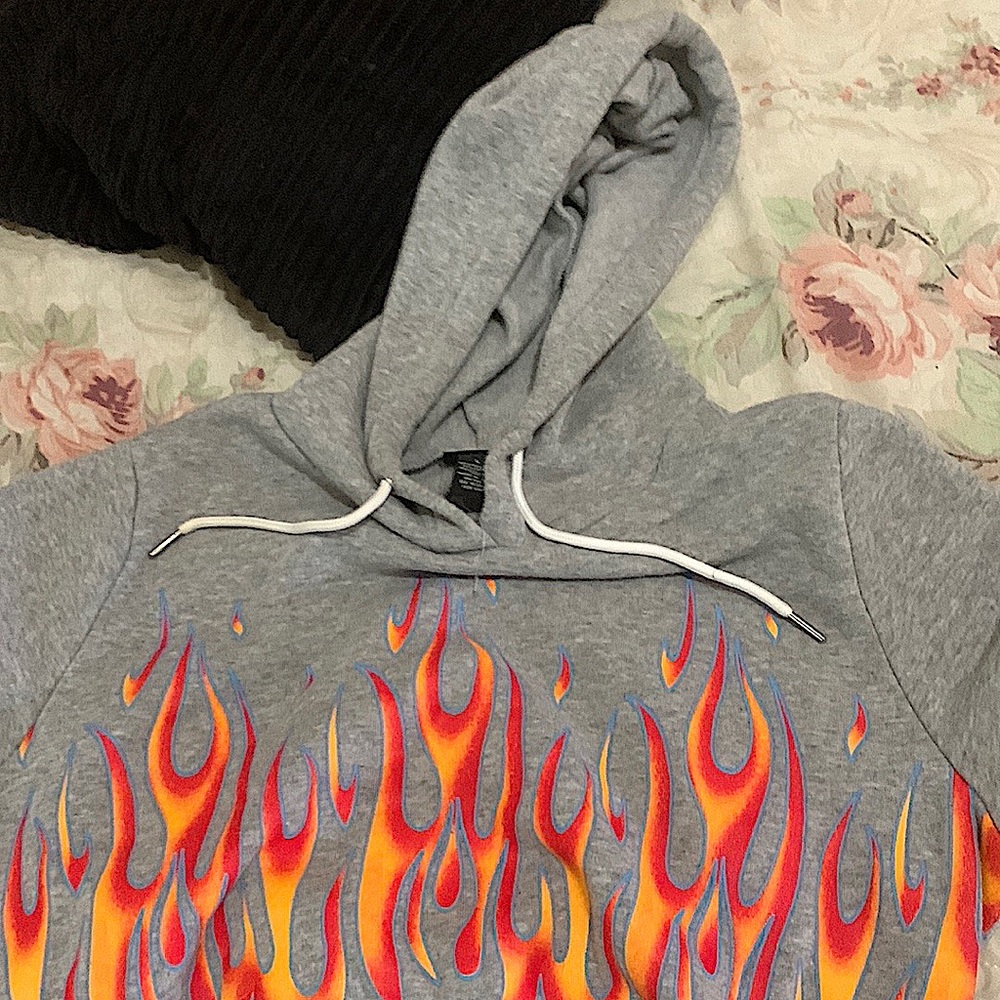 Gray cropped hoodie with fire flames.